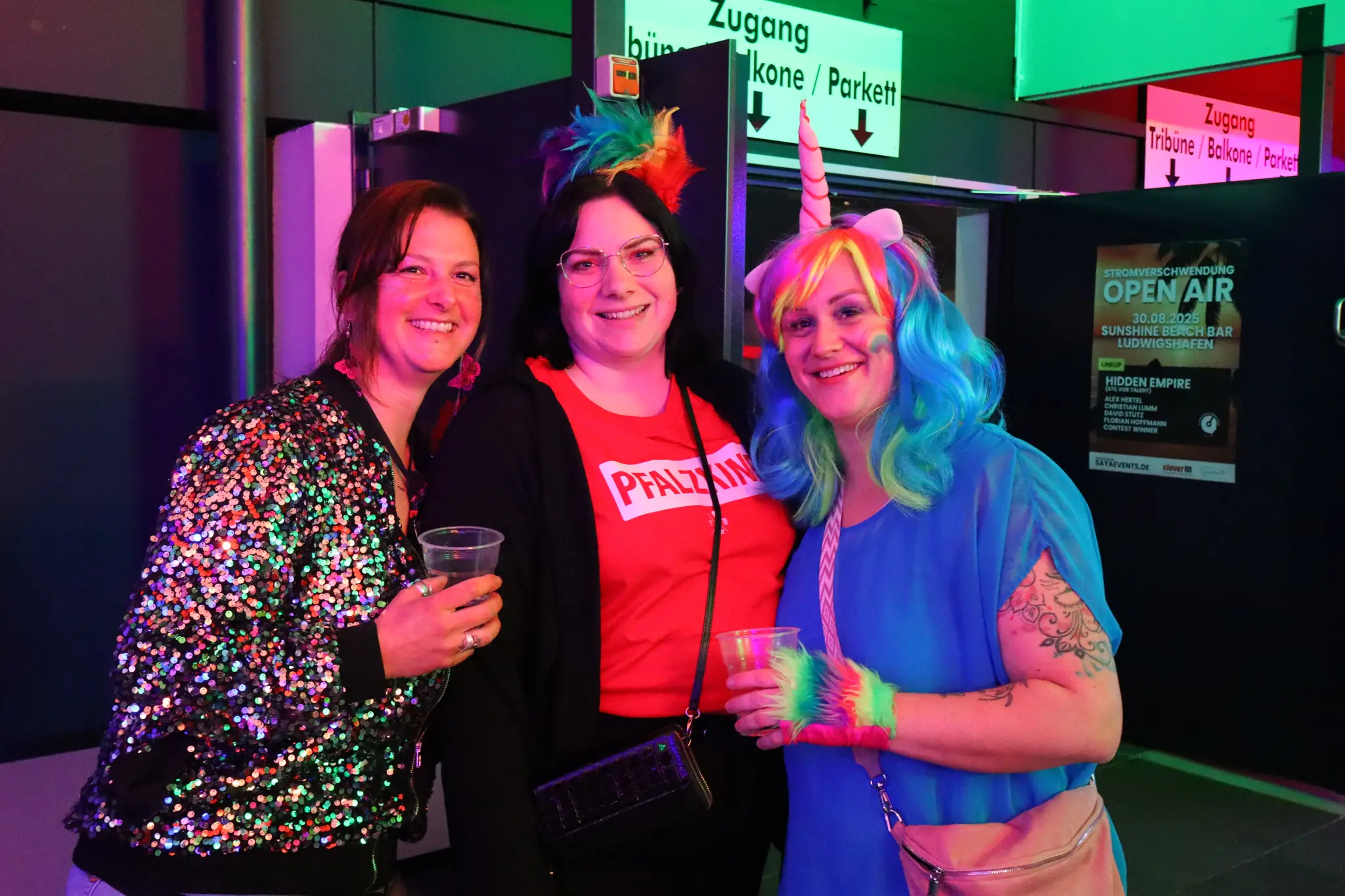 Weiberfastnacht-Legend-re-Fanachtsparty-in-der-Jahnturnhalle-Oppau