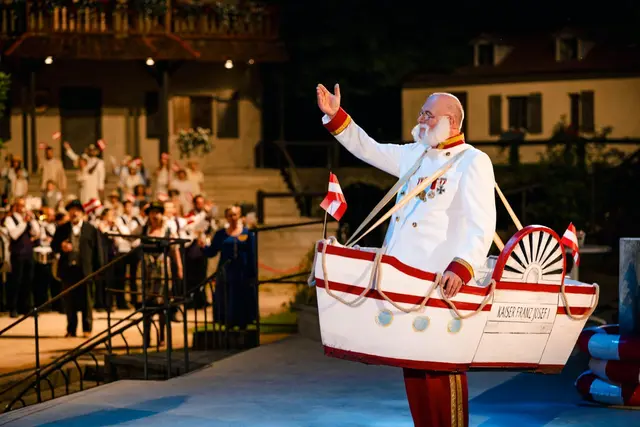 Ehrenamtliches Engagement hält das gesellschaftliche Leben in Deutschland in Bewegung. Ein eindrucksvolles Beispiel sind die Volksschauspiele Ötigheim. Das Foto zeigt eine Szene aus „Im weißen Rössl“, bei dem rund 300 Darsteller mit Leidenschaft mitwirken. | Foto: Volksschauspiele Ötigheim/Lukas Tüg