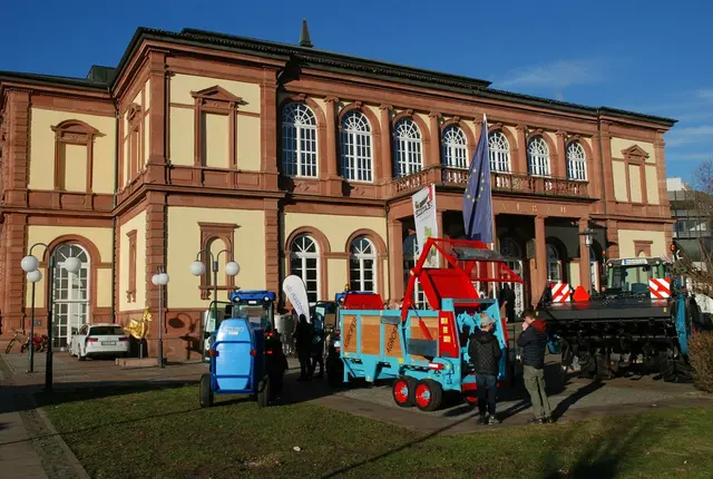 Die Pfälzischen Weinbautage werden begleitet von umfangreichen Auastellungen und Info-Ständen im Innen- und Außenbereich.  | Foto: Markus Pacher