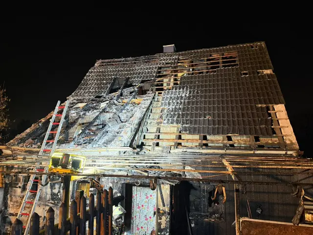 Am späten Nachmittag des Silvestertages brach im Ortsteil Erzhütten ein Feuer in einem Einfamilienhaus aus | Foto: Berufsfeuerwehr Kaiserslautern