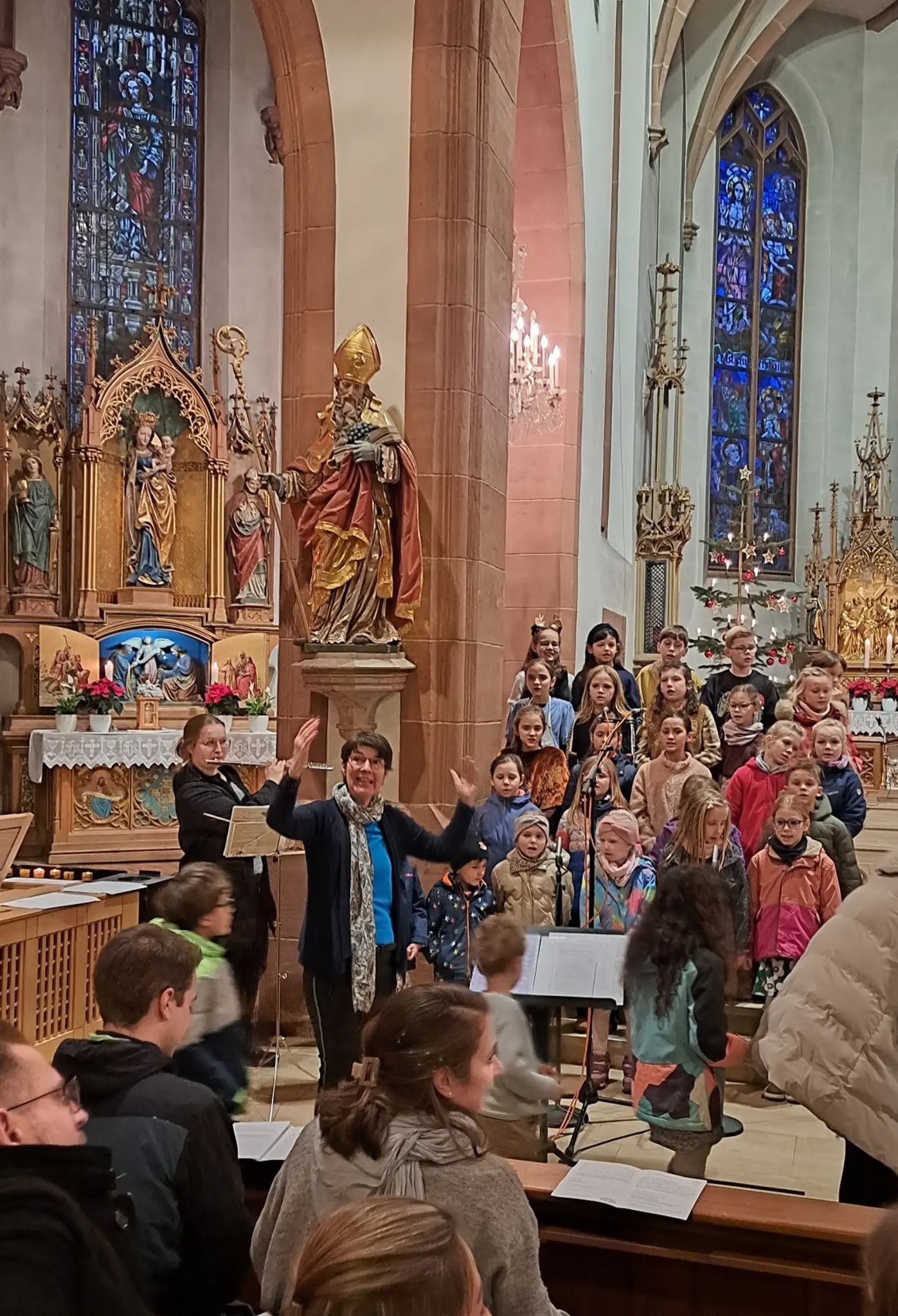 Festliche-Kinderkrippenfeier-an-Heiligabend