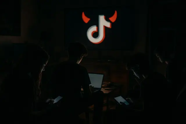 Blick auf die Bildschirme: Der ‚Devil Trend‘ auf TikTok zieht Jugendliche in Interaktionen, die harmlos wirken, aber psychisch belasten können. | Foto: Heike Schwitallla - erstellt mit KI
