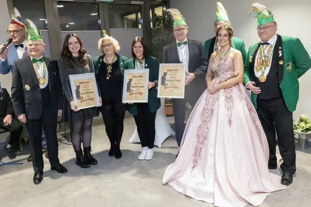 Auszeichnungen mit dem Senatsorden der Ramsteiner Bruchkatzen "Alles für die Katz" (v.l.) Senatspräsident Jürgen Lesmeister, Lena Lichtenwald, Vizepräsidentin Mandy Faff, Nadine Schaan, Michael Jahke, Vizepräsident Markus Kuproth, Prinzessin Michelle I. und Präsident Andreas Franz. | Foto: Stefan Layes