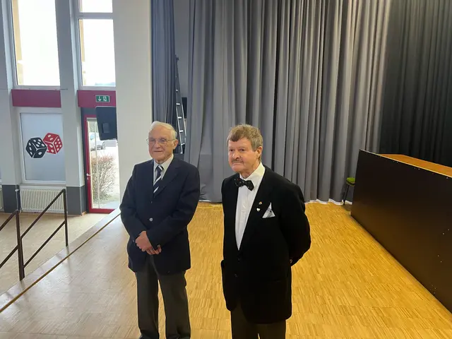 Rechts das Geburtstagskind Eugen Zepp (85)  anl. der Verleihung der Ehrenbürgerwürde in Alsenz mit seinem Freund Günter Müller, der ebenfalls auf Grund seiner Verdienste zum Ehrenbürger der Gemeinde Alsenz ernannt wurde.  | Foto: Arno Mohr 