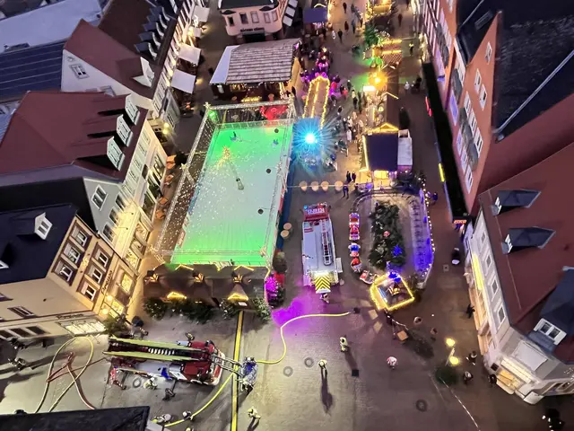 Die Feuerwehr Speyer im Einsatz. Der Bereich rund ums Altpörtel musste gestern wegen eines Dachstuhlbrandes gesperrt werden. | Foto: Stadt Speyer/Brand- und Katastrophenschutz