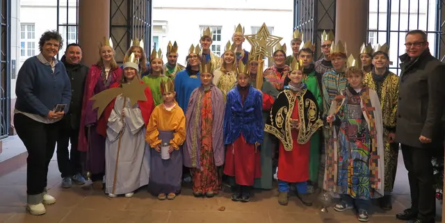 Sternsinger der Pfarrei St. Stephan nebst Regierungspräsidentin Sylvia M. Felder, Johannes Treffert vom Katholischen Jugendhaus Karlsruhe und Dekan Markus Miles  | Foto: RPK