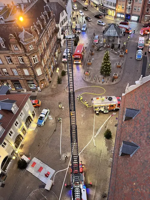 Zwei Drehleitern waren im Einsatz; der Postplatz  wurde für die Einsatzfahrzeuge genutzt | Foto: Stadt Speyer/Brand- und Katastrophenschutz