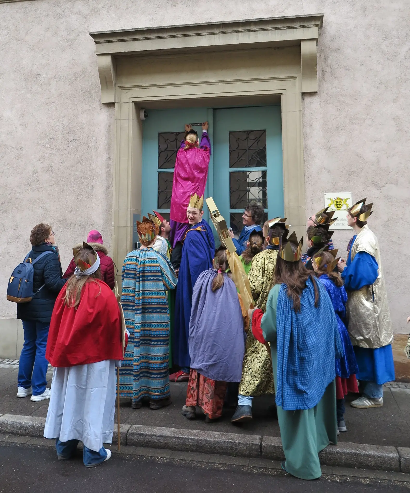 Sternsinger-sind-in-und-um-Karlsruhe-unterwegs