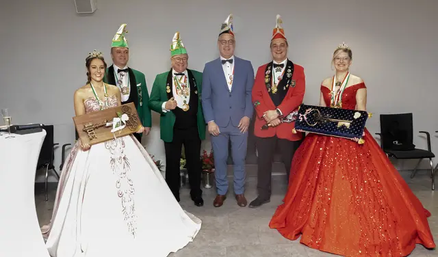 Schlüsselübergabe an die Tollitäten (v.l.) Prinzessin Michelle I., Vizepräsident Markus Kuproth, Präsident Andreas Franz, Bürgermeister Ralf Hechler, Präsident Christian Stumptner und Prinzessin Lena I. | Foto: Stefan Layes