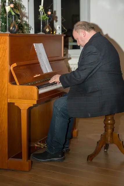 Dr. Clemes Kuhn am Klavier sorgte virtuos für die musikalische Begleitung | Foto: Wilfried Glauber, Fotozirkel Leimersheim