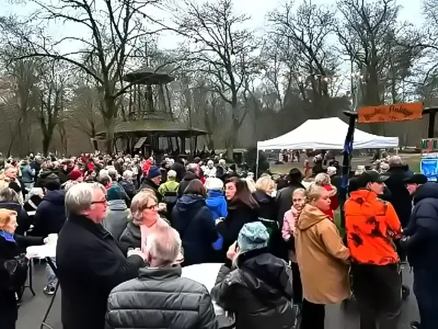 Bildunterschrift: Besucherinnen und Besucher singen gemeinsam mit dem Posaunenchor Weihnachtslieder  | Foto: (Bild: W. Katzmarek).