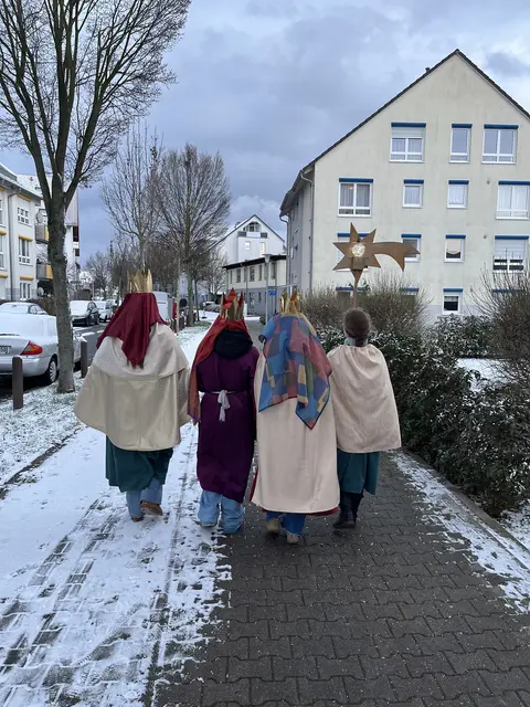 In kleinen Gruppen ziehen die Sternsinger durch die Stadtteile | Foto: Aljoscha Kertesz