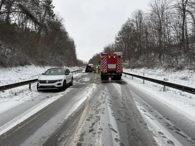 Dabei war ein Fahrzeug gegen die Leitplanke geprallt | Foto: Freiwillige Feuerwehr Weilerbach