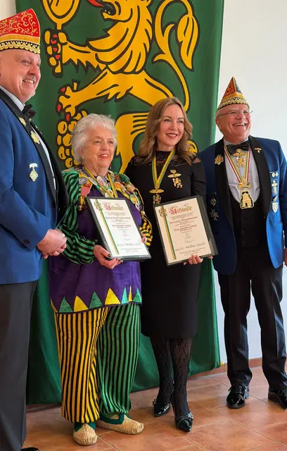 Erika Klettenheimer, 2. Von links, und Tatjana Weidemann von der Mühlburger Carnevals Gesellschaft e.V  | Foto: Jutta Hauswirth