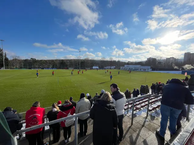 Auch einige hundert Fans waren gekommen, um der ersten Trainingseinheit des FCK im neuen Jahr beizuwohnen | Foto: Sascha Stöbener