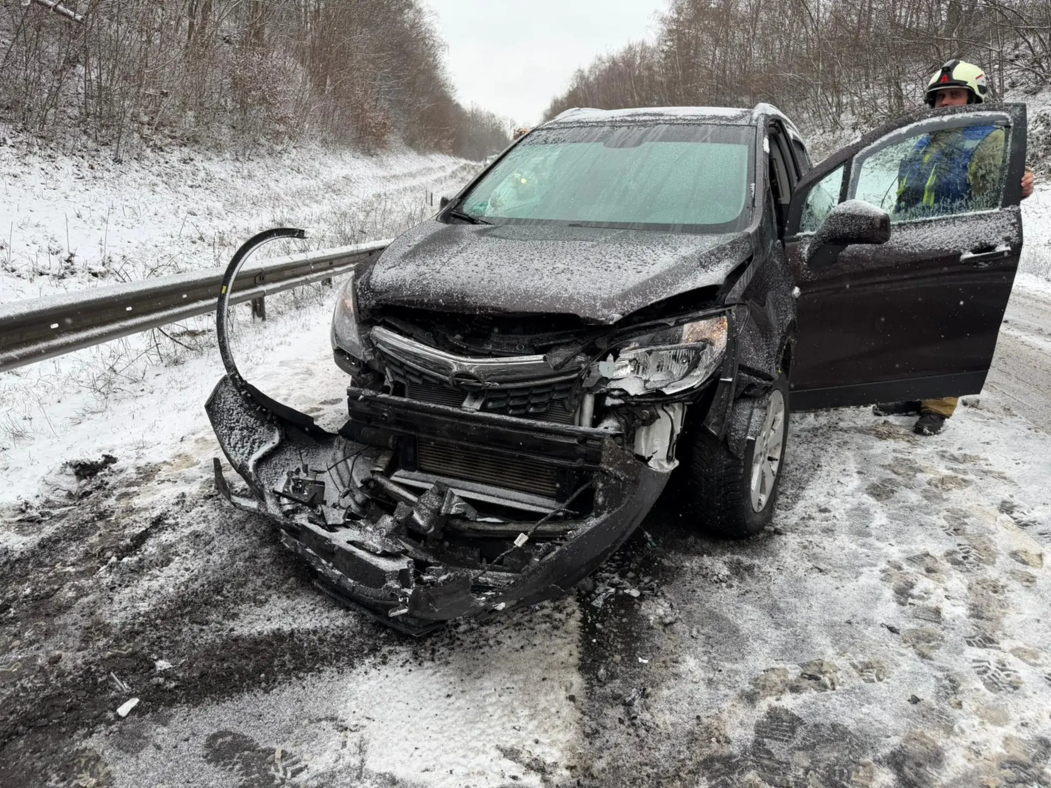 Unfall-auf-schneeglatter-Fahrbahn-zwei-Verletzte-und-Vollsperrung