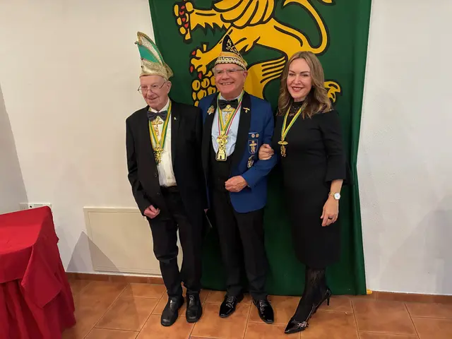 Drei der insgesamt 44 frisch gebackenen Löwenträger: Andreas Reuschling ist der Älteste unter den Geehrten, Präsident Jürgen Lesmeister erhielt den Goldenen Löwen mit Brilliant Nr. 700 und Tatjana Wiedemann ist in diesem Jahr die jüngste Löwenträgerin (v.l.n.r.) | Foto: Vereinigung Badisch-Pfälzischer Karnevalvereine/gratis