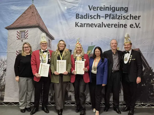 Karlsruher Fastnachter und Geehrte der KaGe04 Durlach bei der Verleihung des Goldenen Löwen | Foto: Jutta Hauswirth