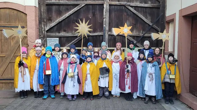 Trotzten der eisigen Kälte: 22 Kinder waren in Altdorf als Sternsinger unterwegs. | Foto: Simon Grüner