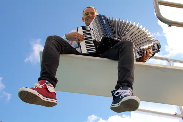 Holger Görrißen spielt im Weingut Disqué ein Konzert mit Songs von Tom Waits und Leonard Cohen. Das Konzert beginnt um 19 Uhr, der Eintritt ist frei  | Foto: Uwe Werling/frei