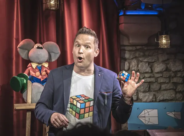 Die Zuschauer erwartet eine wilde Zeitreise in die Vergangenheit, gespickt mit lustigen Anekdoten, schrägen Fakten und viel Zauberei | Foto: Fabian Kelly/gratis