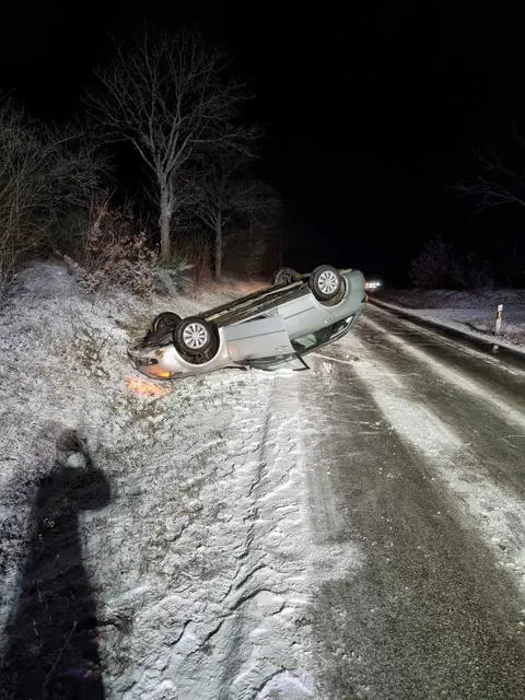 Aufgrund von Blitzeis war ein Pkw von der Fahrbahn abgekommen, überschlug sich und kam auf dem Dach zum Liegen | Foto: Freiwillige Feuerwehr Weilerbach