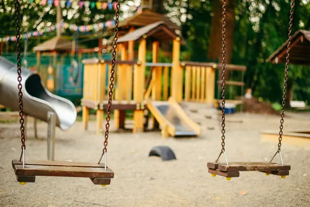 Zeugen hielten sich gemeinsam mit ihrem Kind auf dem Spielplatz im Naherholungsgebiet auf, als sie auf den Mann aufmerksam wurden (Symbolfoto) | Foto: phpetrunina14/AdobeStock_169806153
