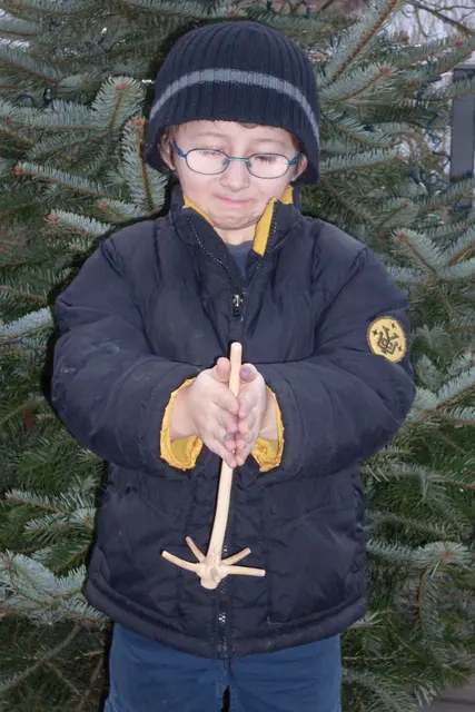 Die Rucksackschule belebt eine alte Tradition wieder: Aus der Weihnachtsbaumspitze wird ein Quirl | Foto: Rucksackschule Speyer