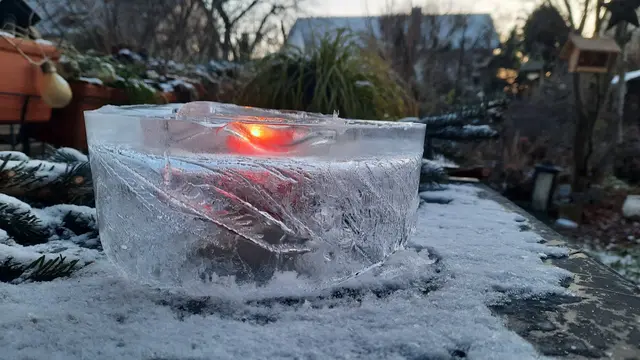 Dekoidee für den Winter: ein Eislicht | Foto: Kristin Hätterich 