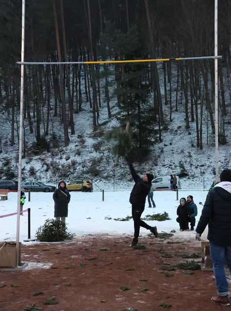 Weihnachtsbaum-Hochwurf | Foto: FC Wacker 1920 Weidenthal e.V.