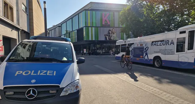 Zeugen meldeten der Polizei, dass der Mann laut herumschrie und im Bereich seines Hosenbundes offenbar eine Schusswaffe zu erkennen sei | Foto: Ralf Vester