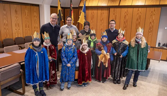 Am Dreikönigstag war königlicher Besuch im Ramsteiner Rathaus zu Gast. | Foto: Stefan Layes