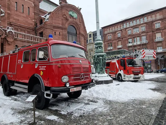 Die Feuerwehr Mannheim präsentierte ein Drehleiterfahrzeug (rechts) und ein historisches Tanklöschfahrzeug – als Hinweis auf das 175-jährige Feuerwehrjubiläum im Jahr 2026. | Foto: Charlotte Basaric-Steinhübl
