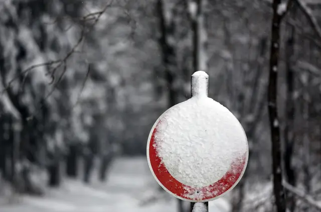 Manchmal bei Schnee nicht gut zu erkennen: Verkehrsschilder | Foto: Ina Fassbender/dpa-mag