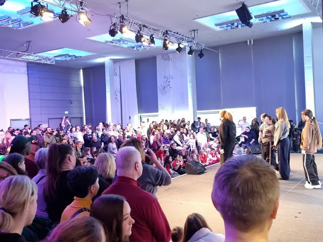 Tanzvorführung im bis auf den letzten Platz gefüllten Saal.  | Foto: Charlotte Basaric-Steinhübl