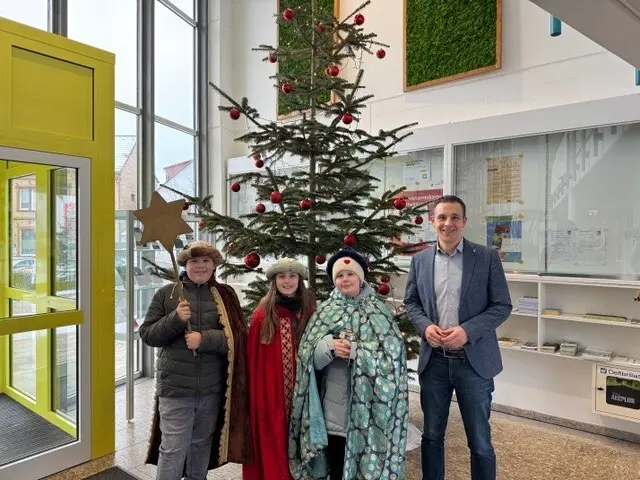 Bürgermeister Christian Burkhart mit den Sternsingern im Foyer der Verwaltung | Foto: vgv