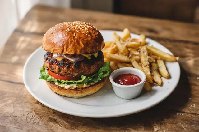 vegane Burger stehen ihren "fleischlichen Verwandten" geschmacklich in nichts nach | Foto: Heike Schwitalla