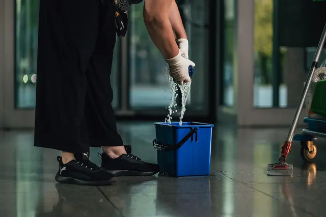 Glatte 15 Euro – das ist der neue Stundenlohn, den Gebäudereinigerinnen ab jetzt mindestens verdienen müssen, so die IG BAU Süd-West-Pfalz | Foto:  IG Bau/Tobias Seifert 