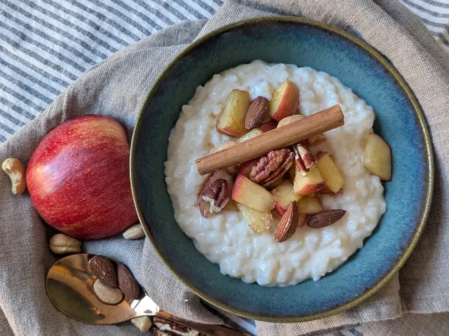 Der Milchreis wird mit Apfel, Zimt und Nüssen getoppt und eignet sich sowohl als Hauptspeise als auch als Dessert | Foto: Doreen Hassek/hauptstadtkueche.blogspot.com/dpa-mag