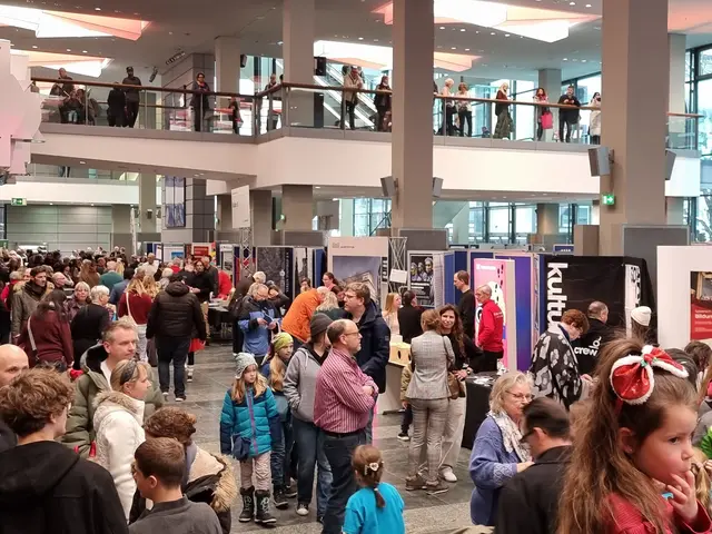 Die Besucher*innen nutzten die vielfältigen Informationsmöglichkeiten. | Foto: Charlotte Basaric-Steinhübl