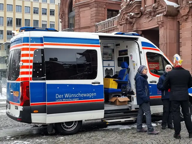 Der Wünschewagen präsentierte sich auf dem Vorplatz. | Foto: Charlotte Basaric-Steinhübl