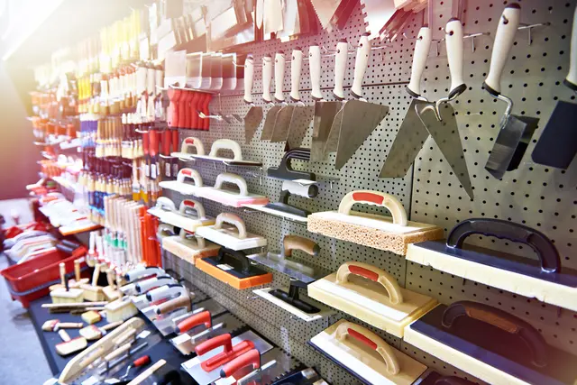 Die eingesetzten Beamten trafen die drei Männer in der Werkzeugabteilung an und unterzogen sie einer Kontrolle | Foto: Sergey Ryzhov/AdobeStock_304397228