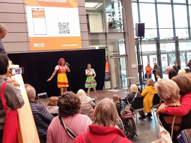 Auf den Bühnen gab es ein vielfältiges Programm - hier die Schlagertanten. | Foto: Charlotte Basaric-Steinhübl