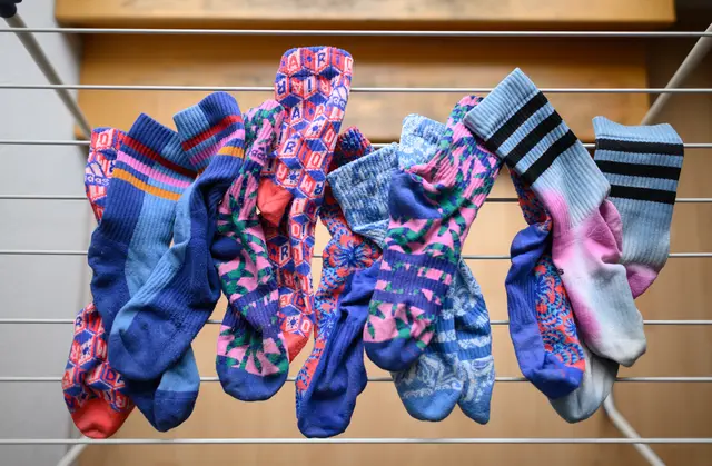 Wäsche riecht nach dem Waschen: Restfeuchtigkeit in Textilien kann zu unangenehmen Gerüchen führen | Foto: Robert Michael/dpa/dpa-mag