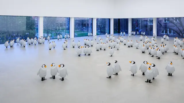 Winterstimmung auch in der Kunsthalle: Die dänische Künstlerin Benedikte Bjerre verwandelt den Ausstellungsraum in ein lebendiges Feld aus Hunderten von Ballons in Form von Baby-Pinguinen.
Installationsansicht: The Birds, Benedicte Bjerre, 2025, Kunsthalle Mannheim.
 | Foto: Elmar Witt