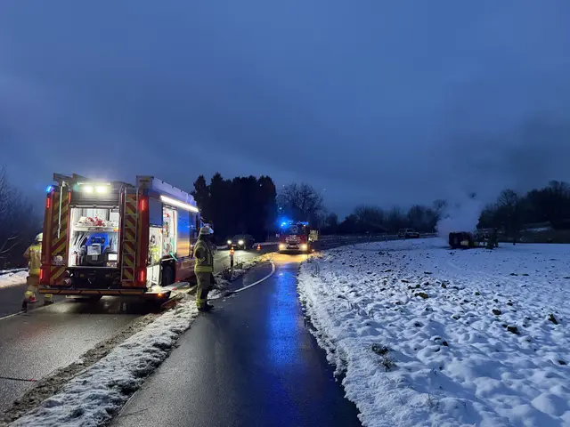 Ein brennendes Fahrzeug auf einem Gartengrundstück am Brunnweg sorgte für einen Feuerwehreinsatz. | Foto: Feuerwehr Weinheim