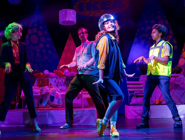 Im Abba-Huus des Kammertheaters in der Kreuzstraße geraten die sogenannten „IKEAtare“ bald in turbulente Höhen und Tiefen. | Foto: ABBA_Kammertheater_c Markus Breig