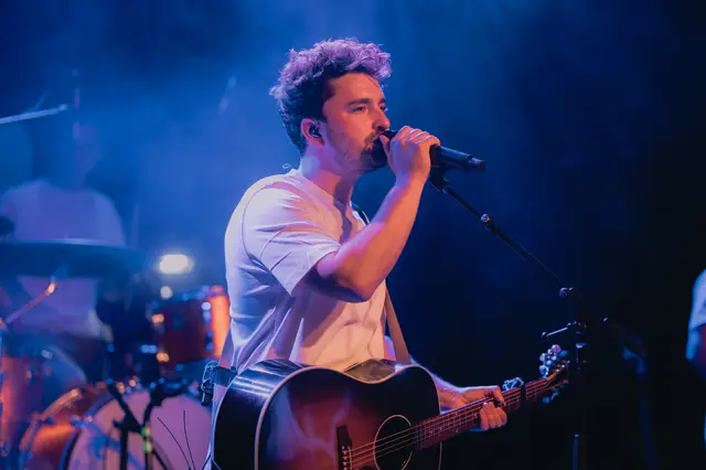 Philipp Dittberner taucht mit seinen Texten tief in die Gefühlswelt seiner Fans ein. Seine Texte holen einen dort ab, wo man gerade steht – mit allem Ballast, aller Sehnsucht, aller Euphorie und Melancholie. | Foto: Duc Le Viet