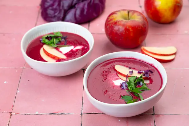 Dieses vegane Rezept für Rotkohlsuppe mit Kokosmilch und Apfel sorgt für Abwechslung und Leichtigkeit | Foto: Ariane Bille/BVEO/dpa-mag