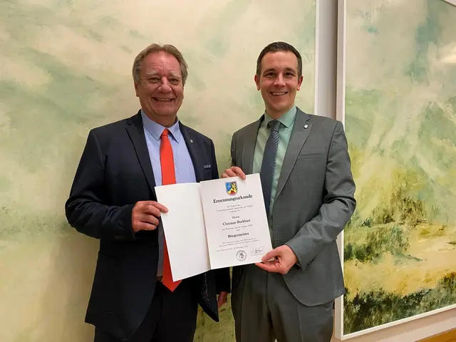 Der Erste Beigeordnete, Werner Kempf (links), überreicht Bürgermeister Christian Burkhart seine Ernennungsurkunde | Foto: vgv